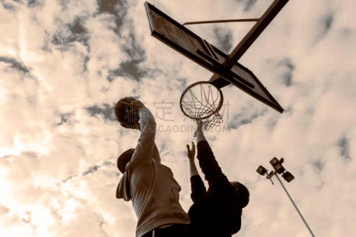 体育博弈中的“噪音数据”：哪些统计指标正在误导你？（体育数据的噪音陷阱：哪些指标在误导你？）